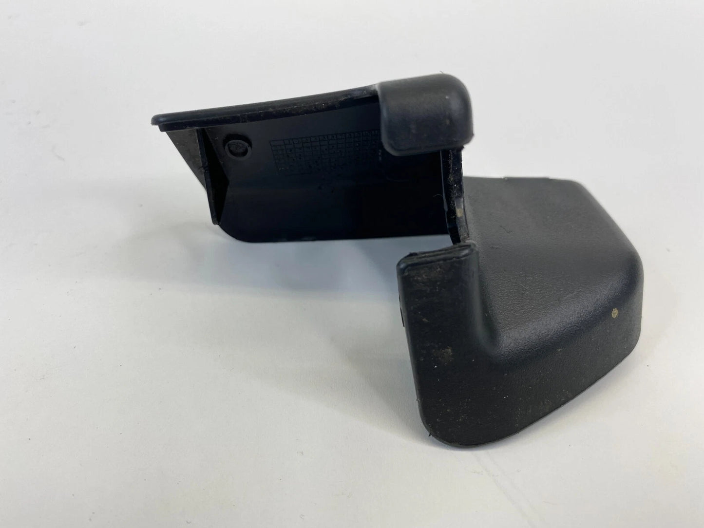03-08 TOYOTA COROLLA FRONT RIGHT INNER SEAT TRACK END COVER TRIM 72157-02060-B