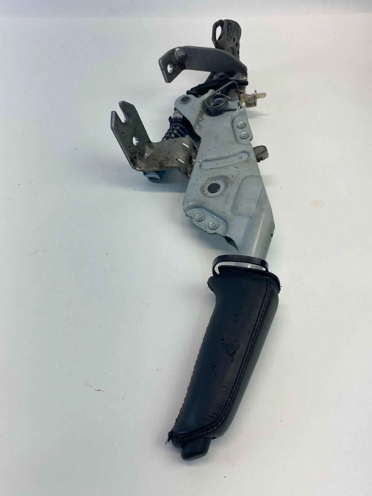2004-2005 BMW 545I E60 EMERGENCY PARKING BRAKE HANDLE LEVER ASSEMBLY 6770128 OEM