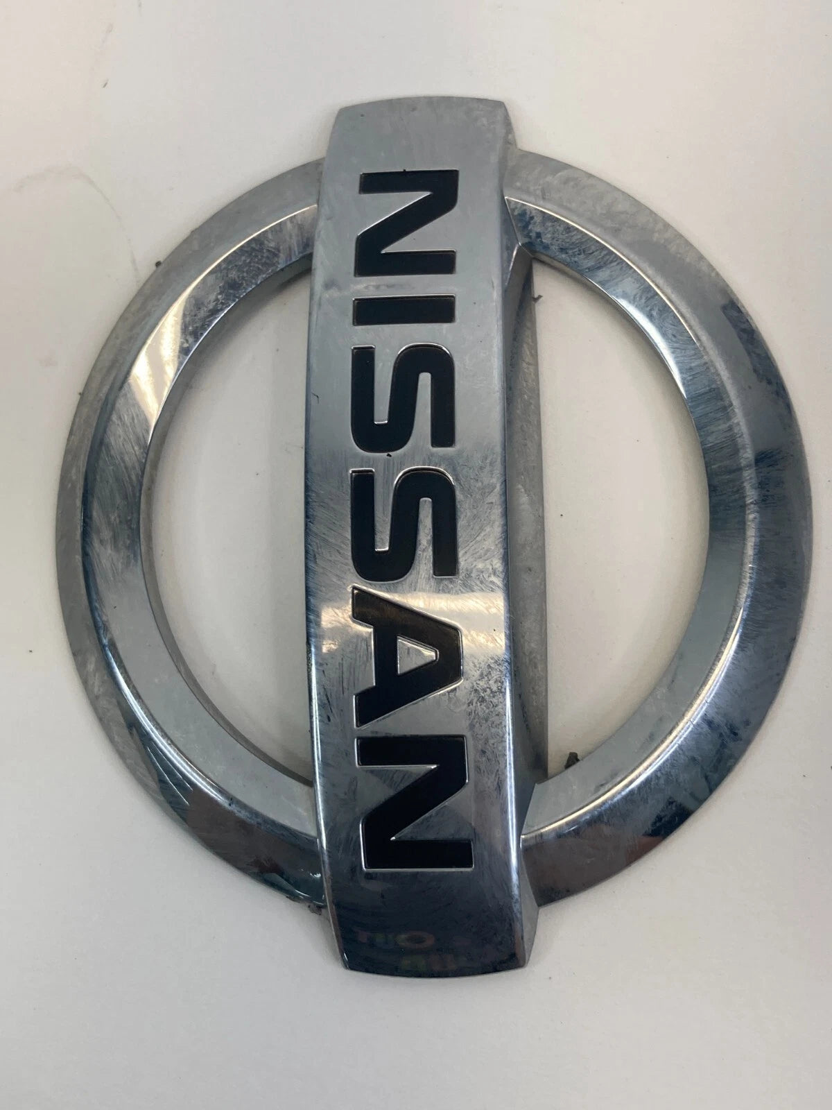 08-13 NISSAN ROGUE REAR TAILGATE EMBLEM BADGE LOGO CHROME 84890-JM00A OEM