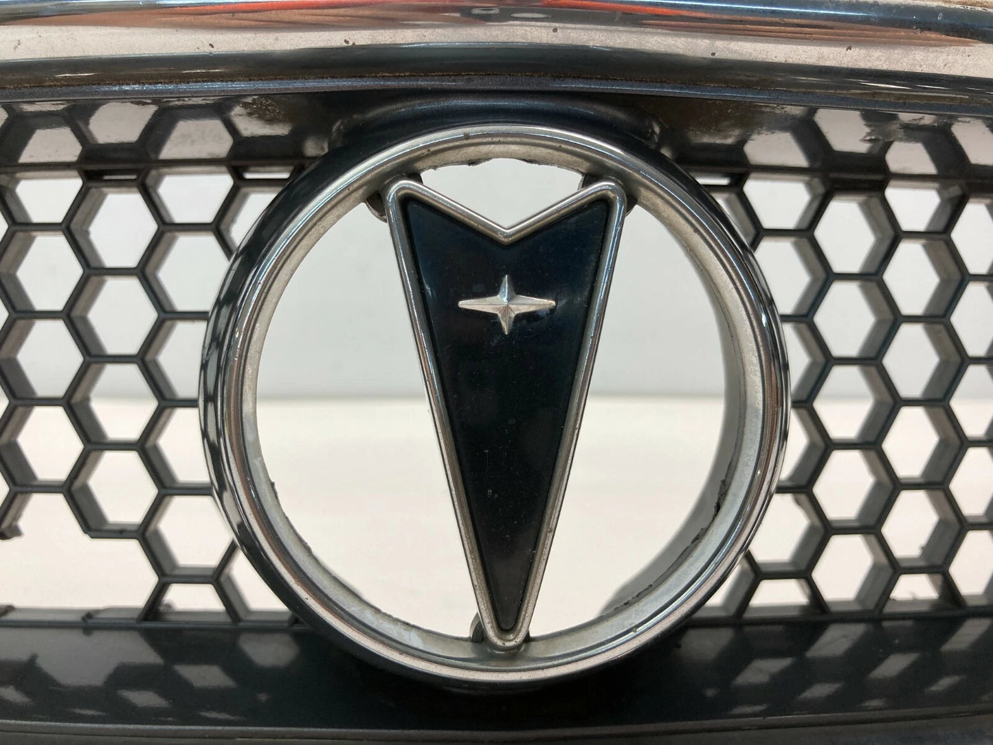 1993-1995 PONTIAC BONNEVILLE FRONT GRILL GRILLE W/ EMBLEM SILVER 25607598 OEM