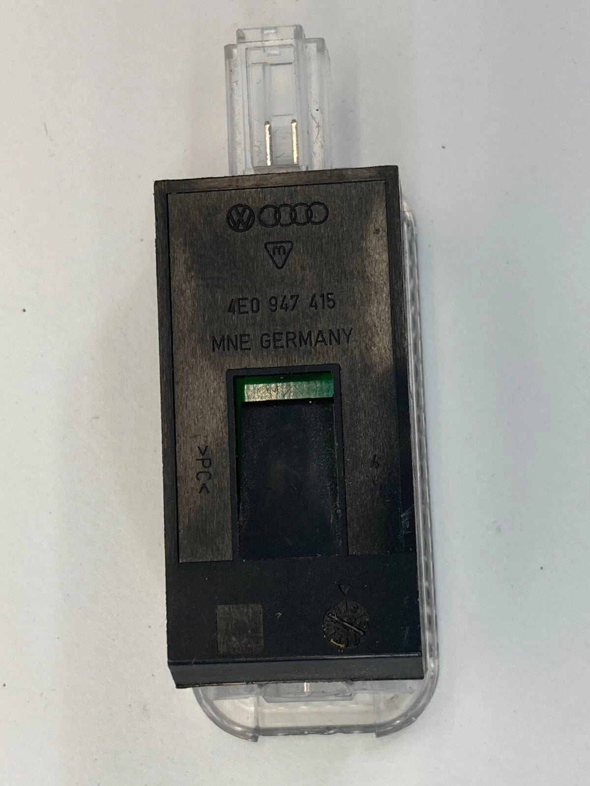 2006-2011 AUDI A6 A6 QUATTRO INTERIOR GLOVE BOX LIGHT COURTESY LAMP 4E0947415