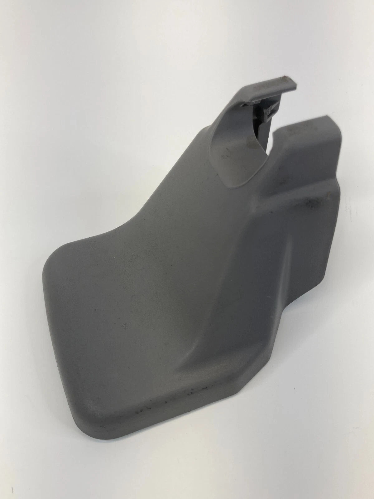 2005-2010 TOYOTA SIENNA FRONT RIGHT SEAT OUTER TRACK END CAP COVER 72137-AE030