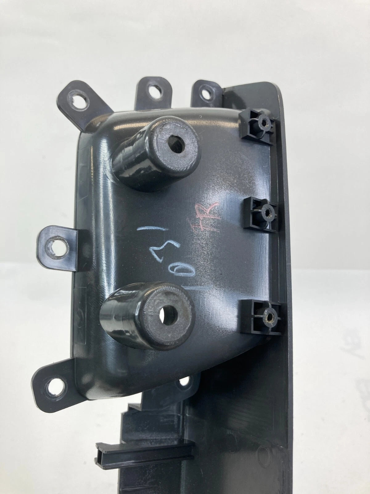 08-10 SATURN VUE FRONT RIGHT SIDE DOOR WINDOW SWITCH BEZEL COVER TRIM 201004044