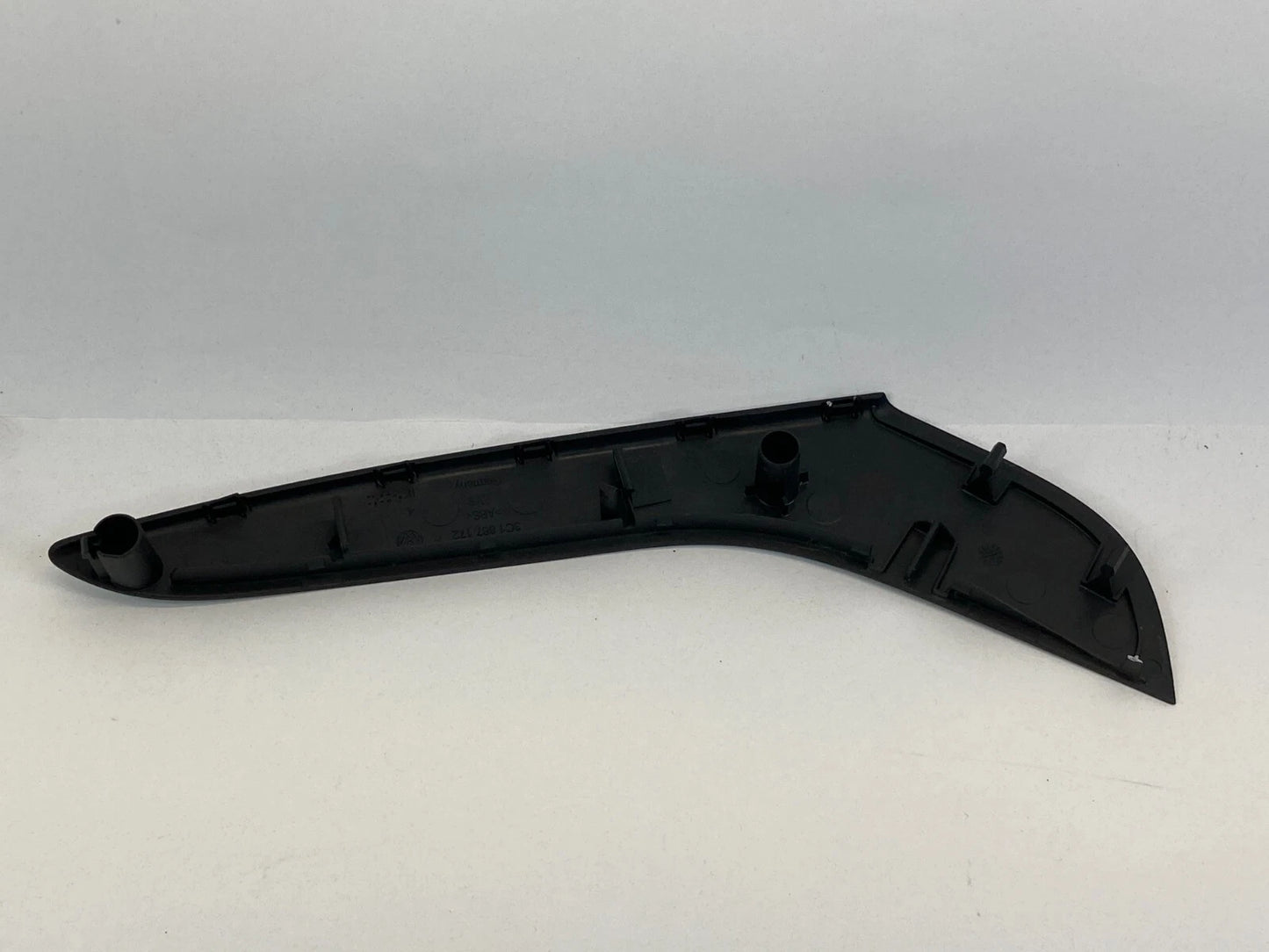 2006-2010 VW VOLKSWAGEN PASSAT FRONT RIGHT PASSENGER PULL HANDLE COVER TRIM OEM
