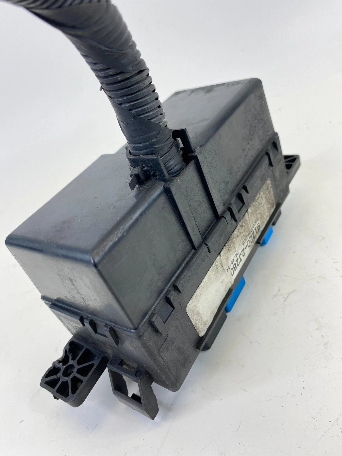 2009-2011 KIA BORREGO 3.8L UNDER HOOD FUSE RELAY BOX COMPARTMENT 91220-2J280