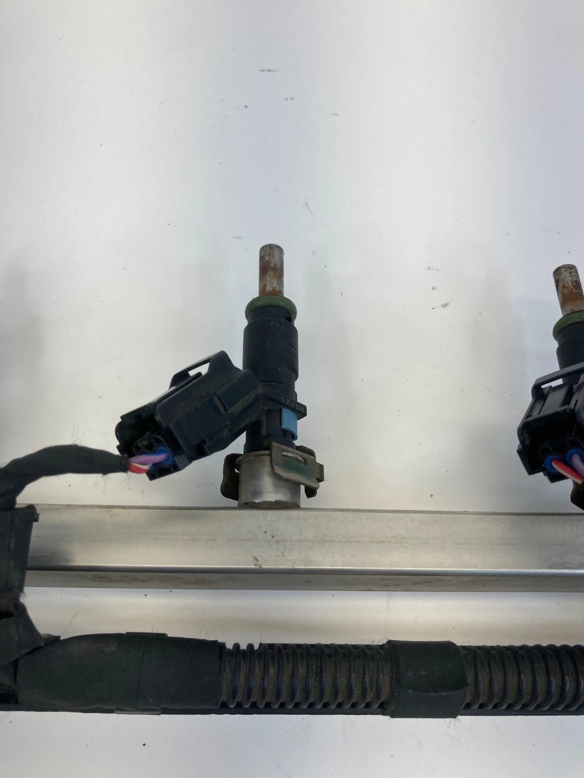 2012-2014 VOLKSWAGEN PASSAT 2.5 FUEL INJECTOR RAIL W/ 5 INJECTORS HARNESS OEM