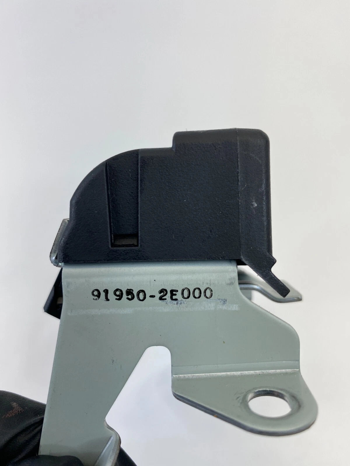 2005-2010 KIA SPORTAGE REAR TAILGATE HATCH GLASS CONTACT CONNECTOR 91950-2E000