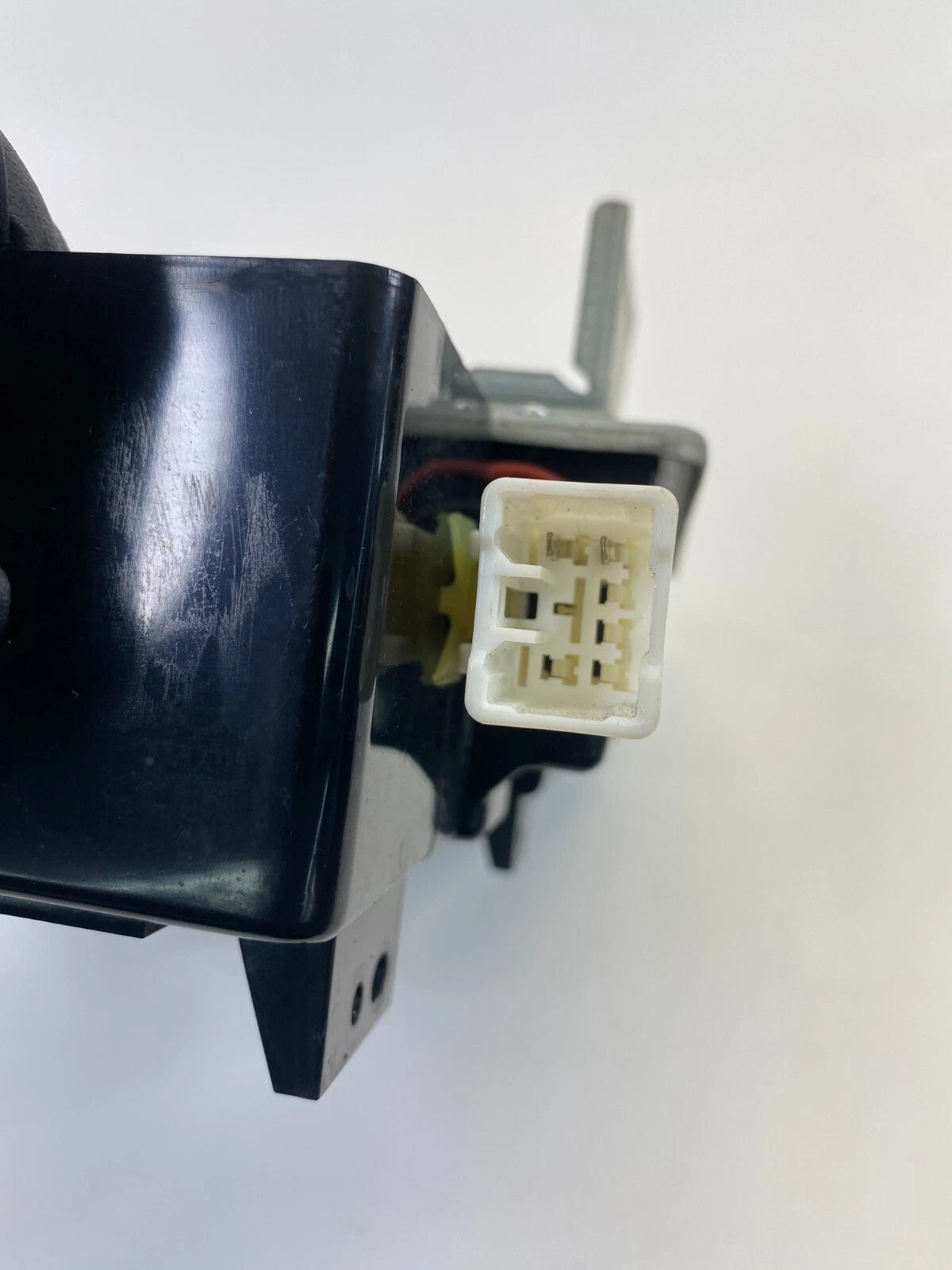 2009-2011 KIA BORREGO FRONT CENTER CONSOLE ASH TRAY POWER OUTLET OEM 8845502J000