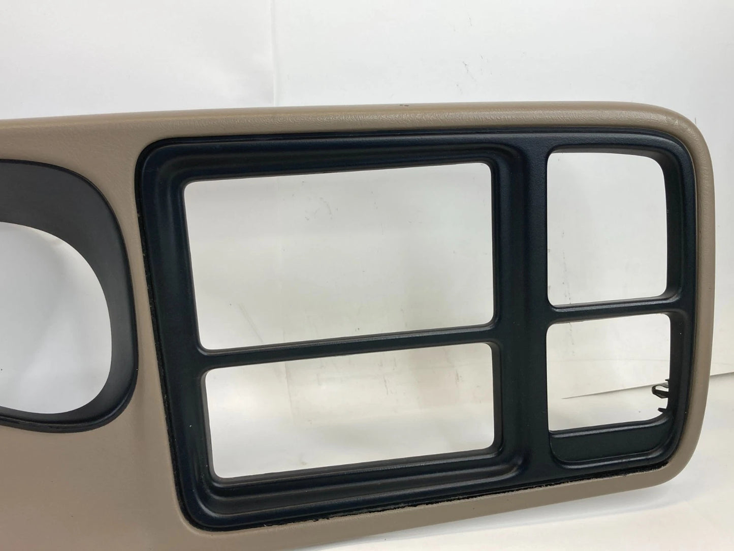03-06 TAHOE YUKON SILVERADO DASH INSTRUMENT RADIO CLUSTER TRIM BEZEL 15178708
