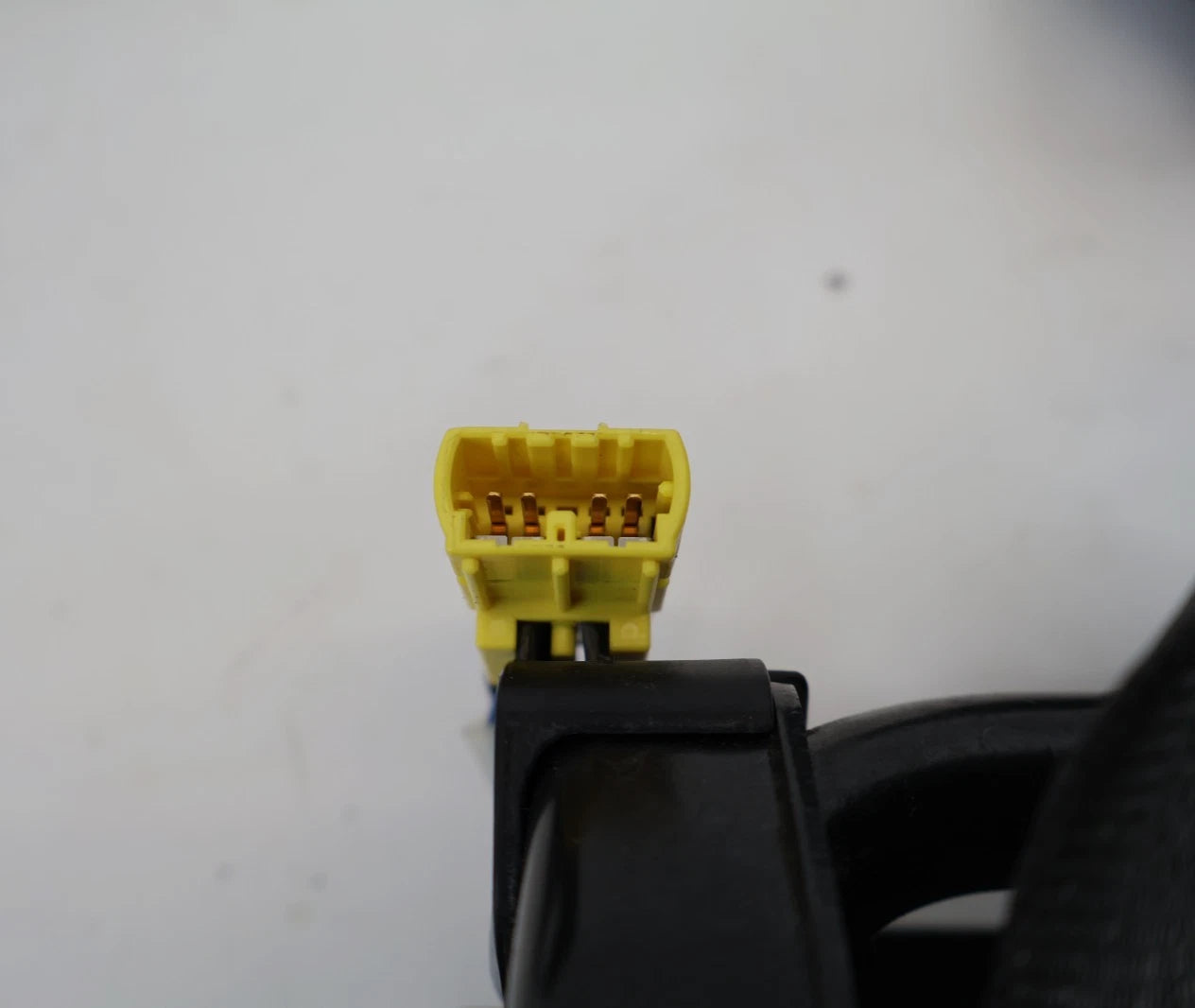 2012-2015 VOLKSWAGEN PASSAT FRONT RIGHT SEAT BELT RETRACTOR OEM 561857706D