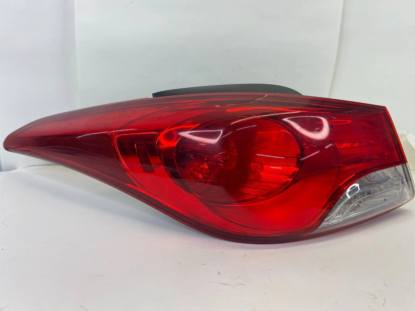 2011-2013 HYUNDAI ELANTRA SEDAN REAR LEFT SIDE OUTER TAILLIGHT LAMP 92401-3Y OEM