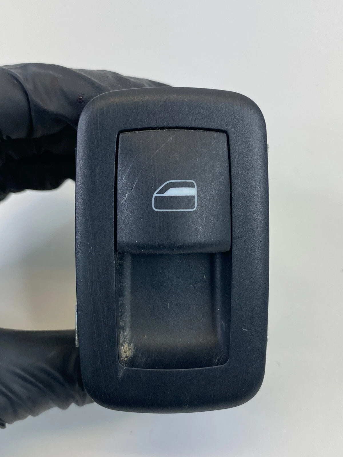 2009-2014 VW ROUTAN REAR RIGHT SLIDING DOOR POWER WINDOW SWITCH 68020400AC OEM