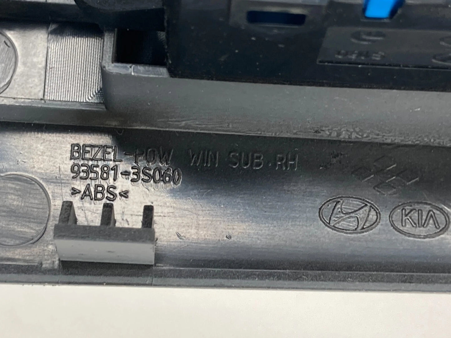 11-14 HYUNDAI SONATA REAR RIGHT SIDE DOOR WINDOW CONTROL SWITCH TRIM 93581-3S060