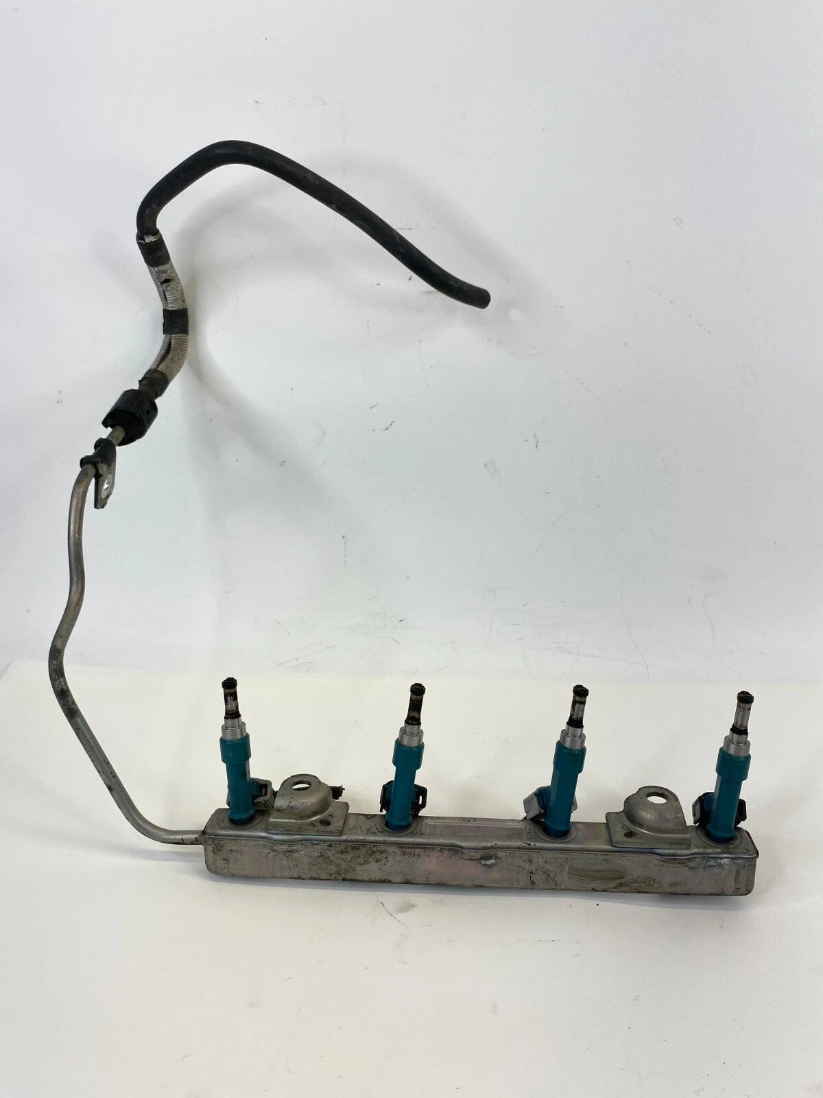 10-15 TOYOTA PRIUS 1.8L L4 AT HYBRID ENGINE FUEL INJECTOR RAIL DELIVERY PIPE OEM