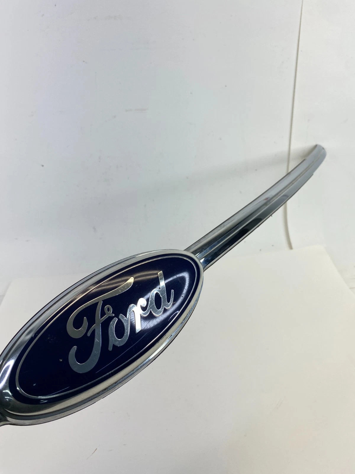 2013-2019 FORD TAURUS REAR TRUNK MOLDING W/ EMBLEM W/O CAMERA DG13-54425A22-A