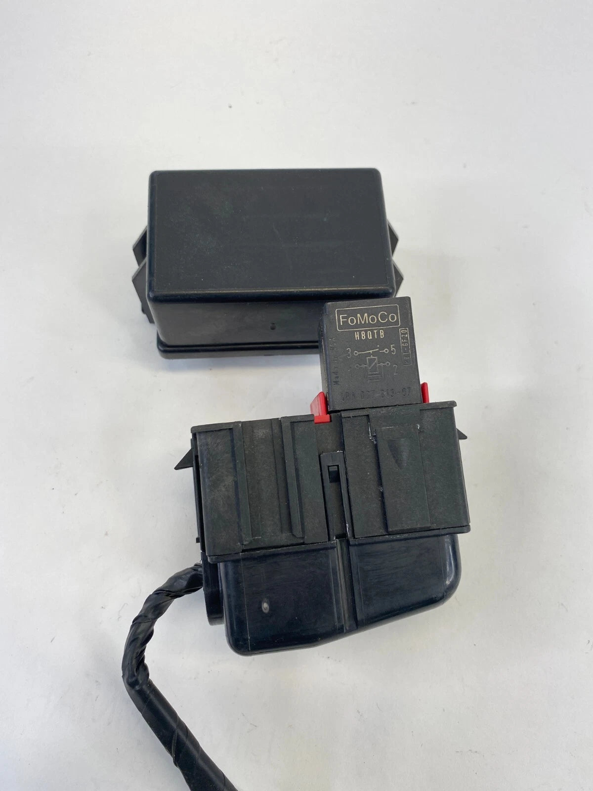08-16 VOLVO XC70 3.2L L6 UNDER HOOD SMALL FUSE BOX FAN RELAY BOX W COVER OEM