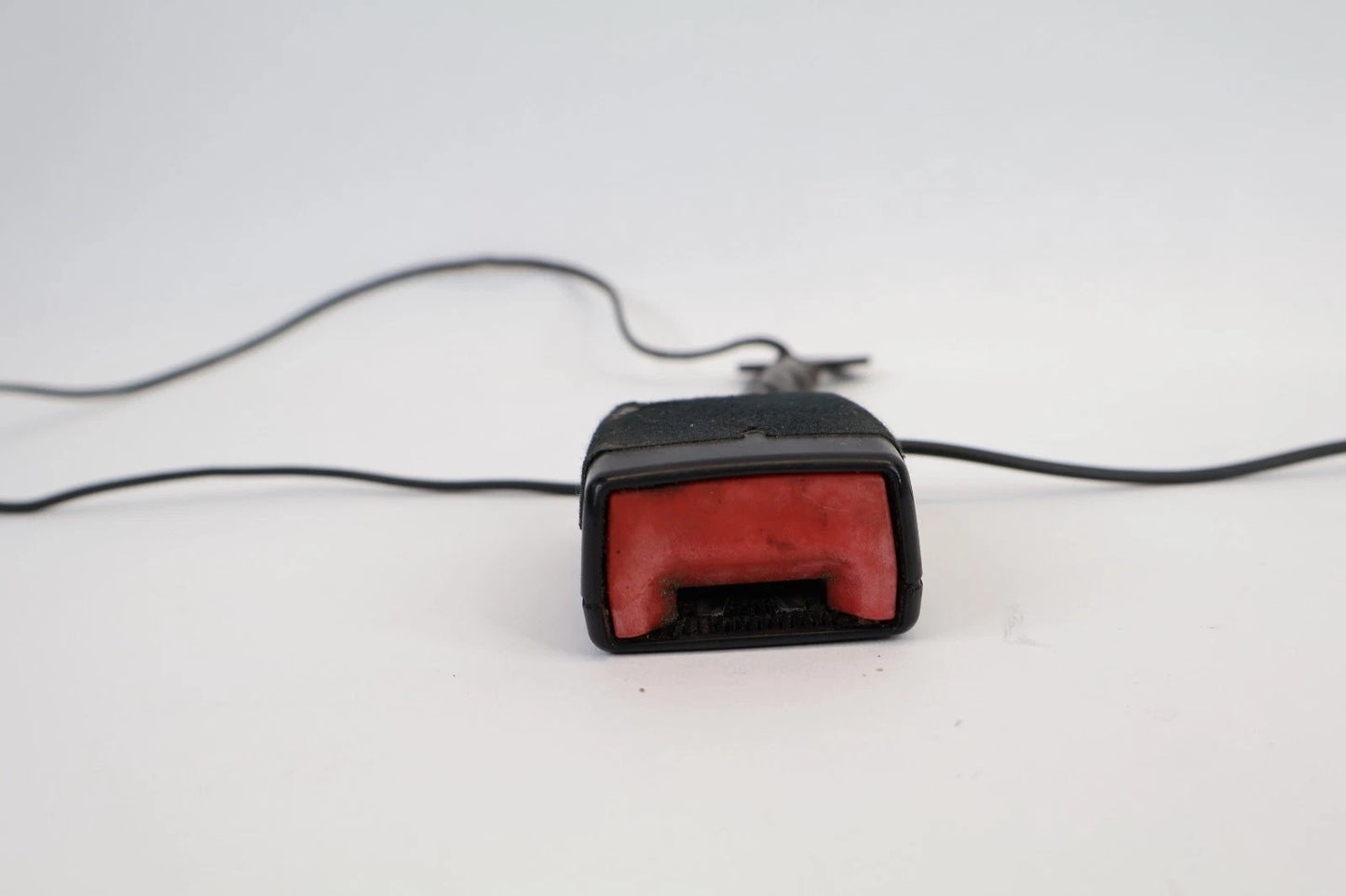 2012-2015 VOLKSWAGEN PASSAT FRONT LEFT SIDE SEAT BELT BUCKLE 561-857-755-C OEM
