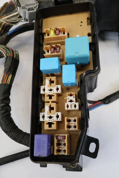 2005 2006 TOYOTA TUNDRA 4.7L ENGINE FUSE BOX RELAY COMPARTMENT BLOCK OEM