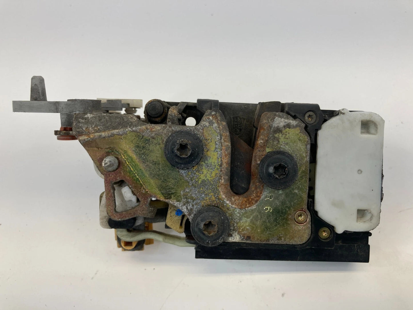 03-06 AVALANCHE 1500 TAHOE REAR RIGHT BACK SIDE DOOR LOCK LATCH ASSY 16872414