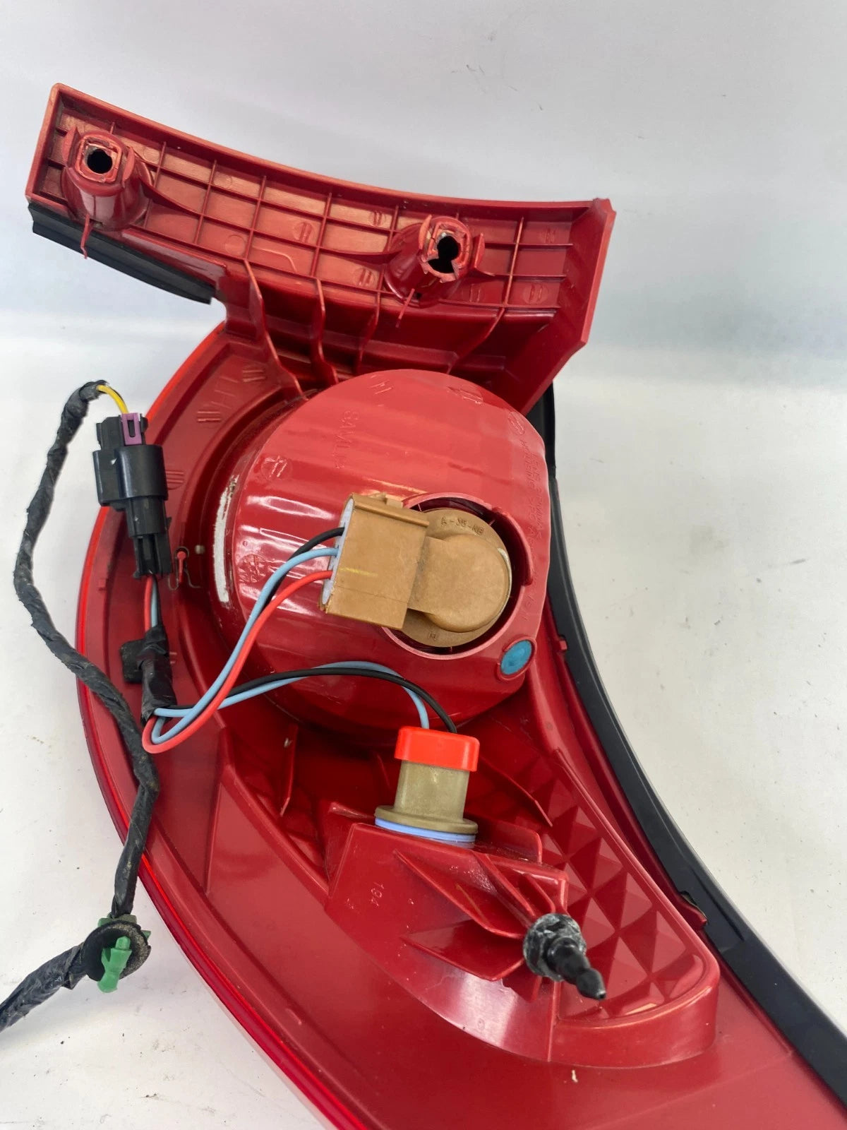 2009-2012 CHEVROLET TRAVERSE REAR LEFT SIDE OUTER TAIL LIGHT TAILLIGHT OEM