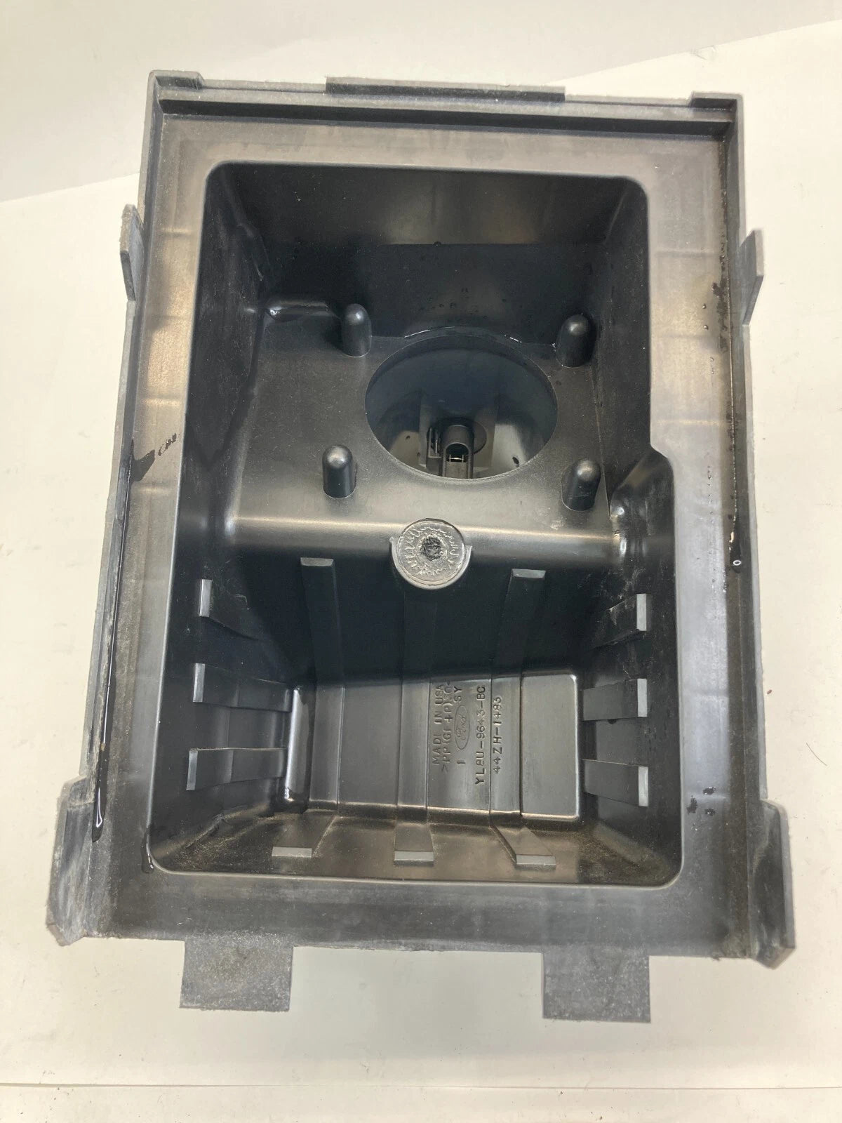2001-2004 FORD ESCAPE 3.0L V6 AIR CLEANER BOX COVER W/ MASS SENSOR YL8U-9643-BC