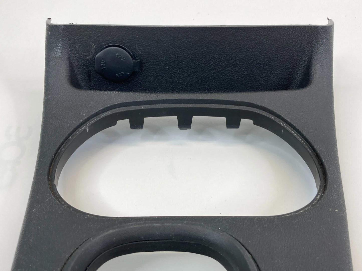 05-10 CHEVROLET COBALT A/T CONSOLE SHIFTER TRIM BEZEL W/ POWER OUTLET 15212350