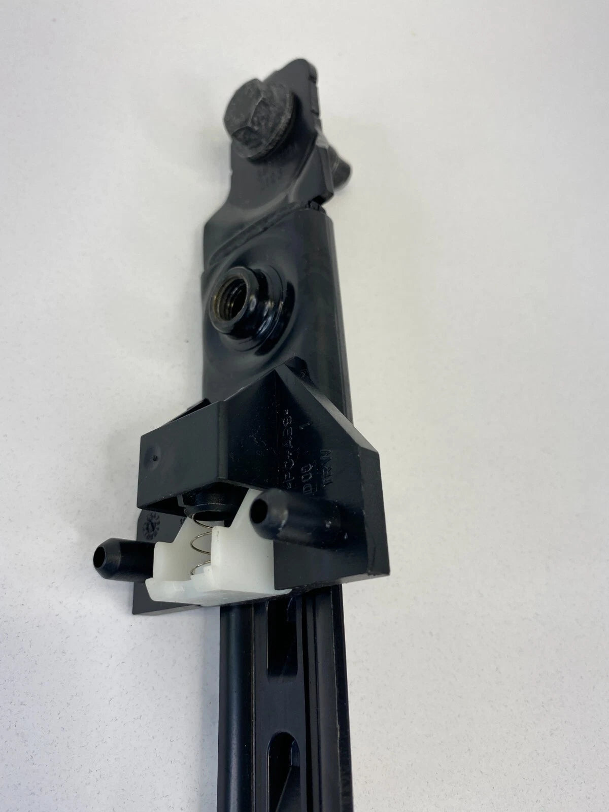2010 KIA FORTE FRONT RIGHT PASSENGER SEAT BELT HEIGHT ADJUSTER 88890-1M500 OEM