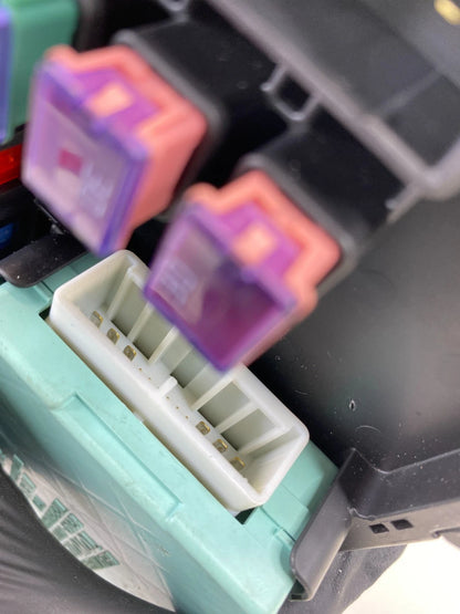 2003-2008 Pontiac Vibe 1.8L Engine Fuse Relay Box Compartment Block Junction OEM