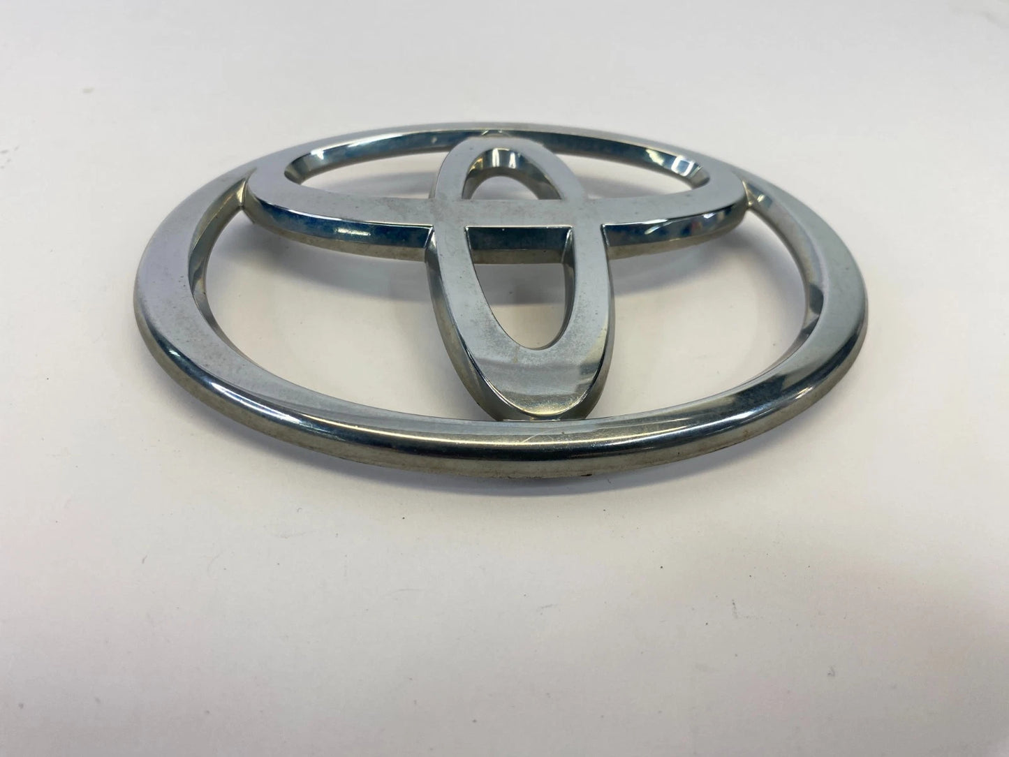 2009-2015 TOYOTA VENZA FRONT GRILLE REAR LIFTGATE LOGO BADGE 75311-AA040 OEM
