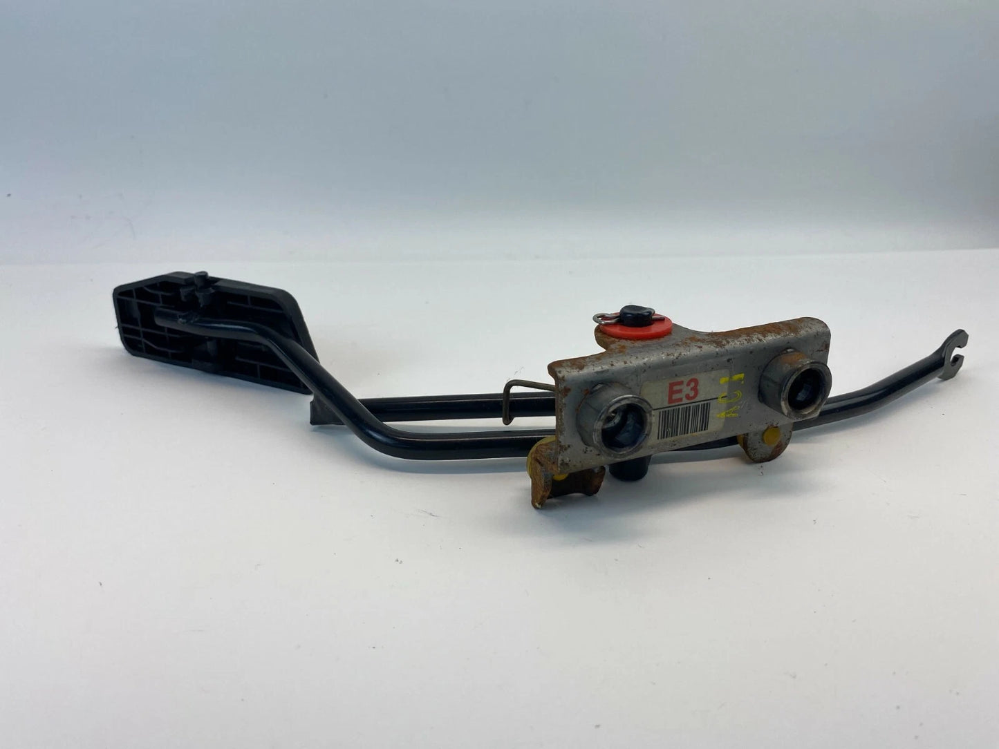 2004-2006 KIA AMANTI ACCELERATOR GAS PEDAL ASSEMBLY W/ MOUNTING BRACKET UNIT OEM