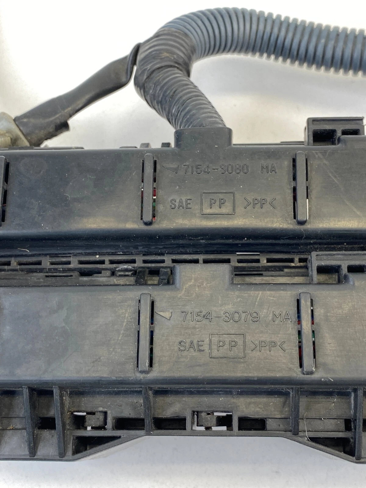 2001 2002 2003 INFINITI QX4 3.5L ENGINE FUSE RELAY BOX FUSEBOX 7154-3079 OEM