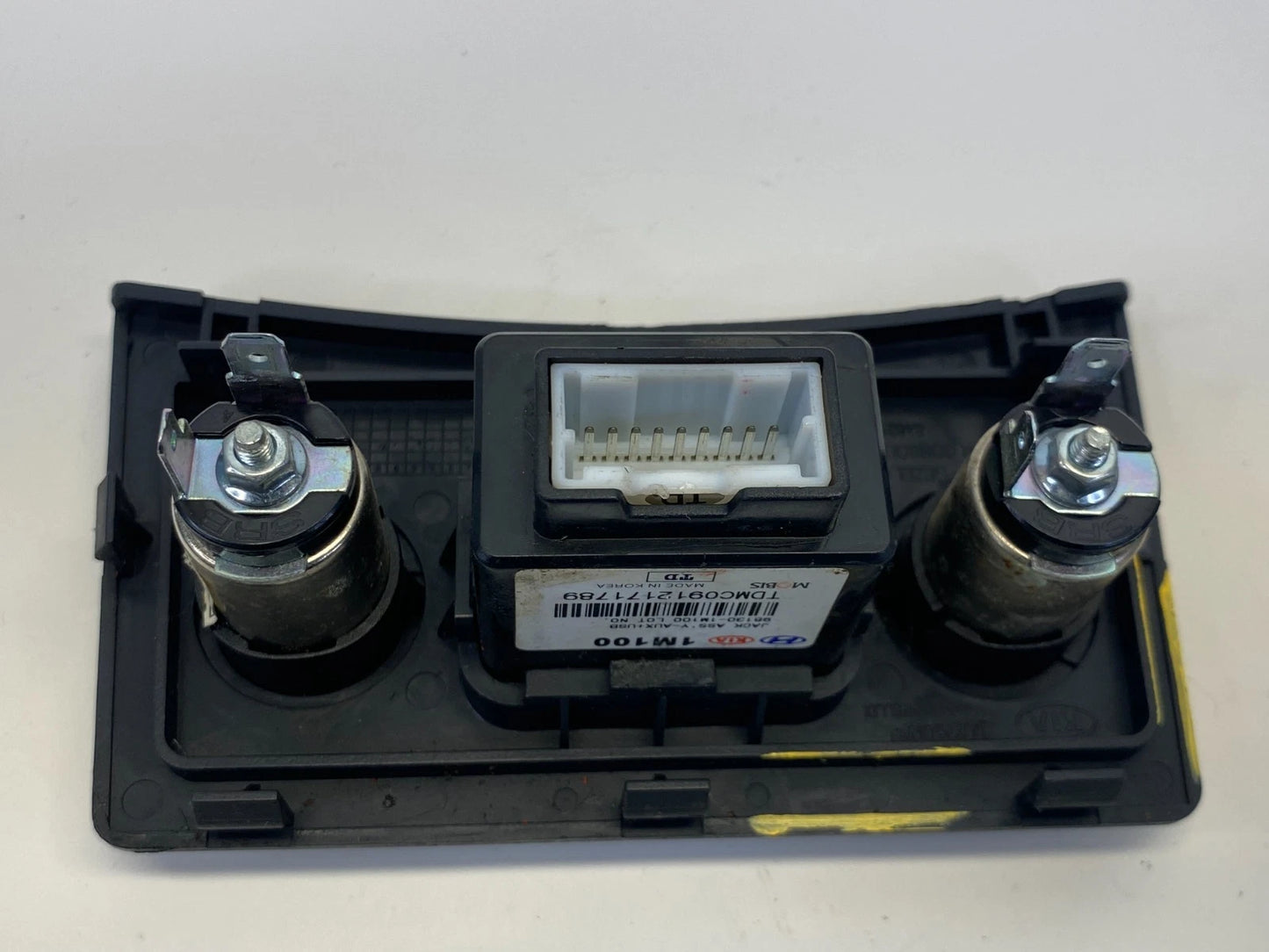 10 11 12 13 KIA FORTE CONSOLE AUX IPOD USB SOCKET INPUT POWER OUTLET BEZEL OEM