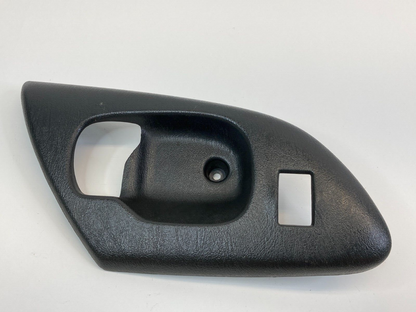 2000-2007 Chevrolet Monte Carlo 2DR Front Right Door Inner Handle Bezel 10441609