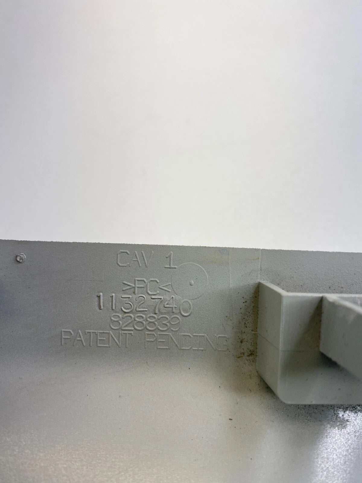 2004-2008 FORD F-150 OVERHEAD STORAGE SUNGLASS COMPARTMENT END COVER TRIM OEM