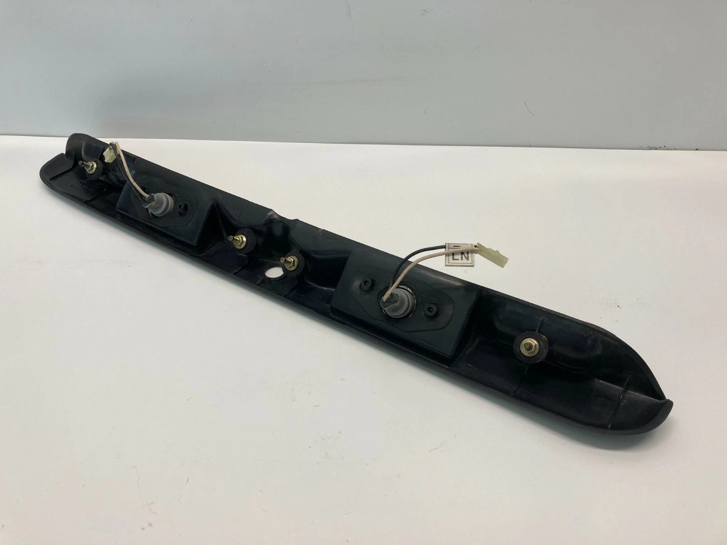 2000 DAEWOO LANOS REAR TRUNK DECK LID HANDLE BEZEL LICENSE PLATE TRIM 96255815