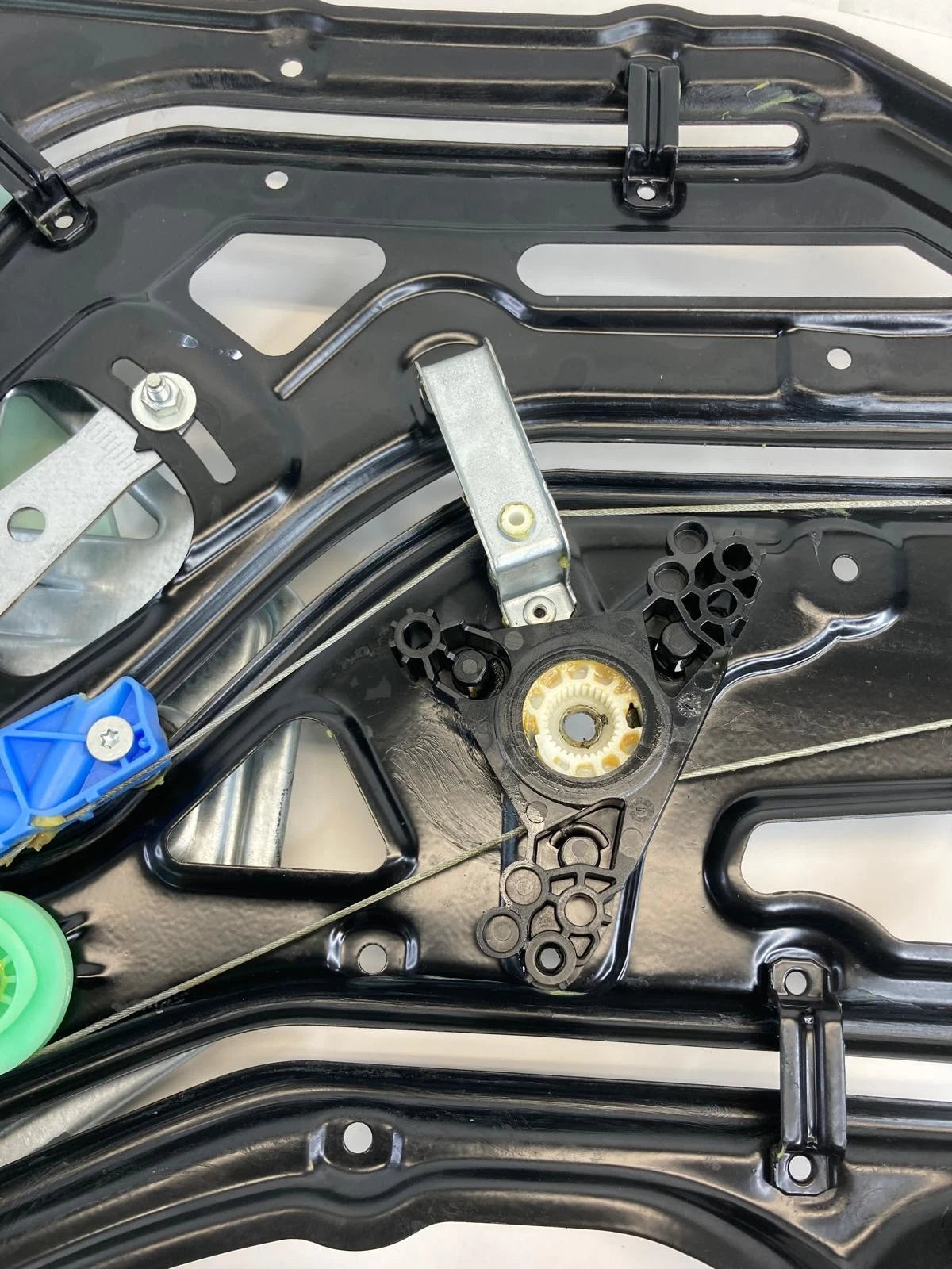 04-11 SAAB 9-3 CONVERTIBLE REAR RIGHT QUARTER WINDOW GLASS W/ REGULATOR 12830638