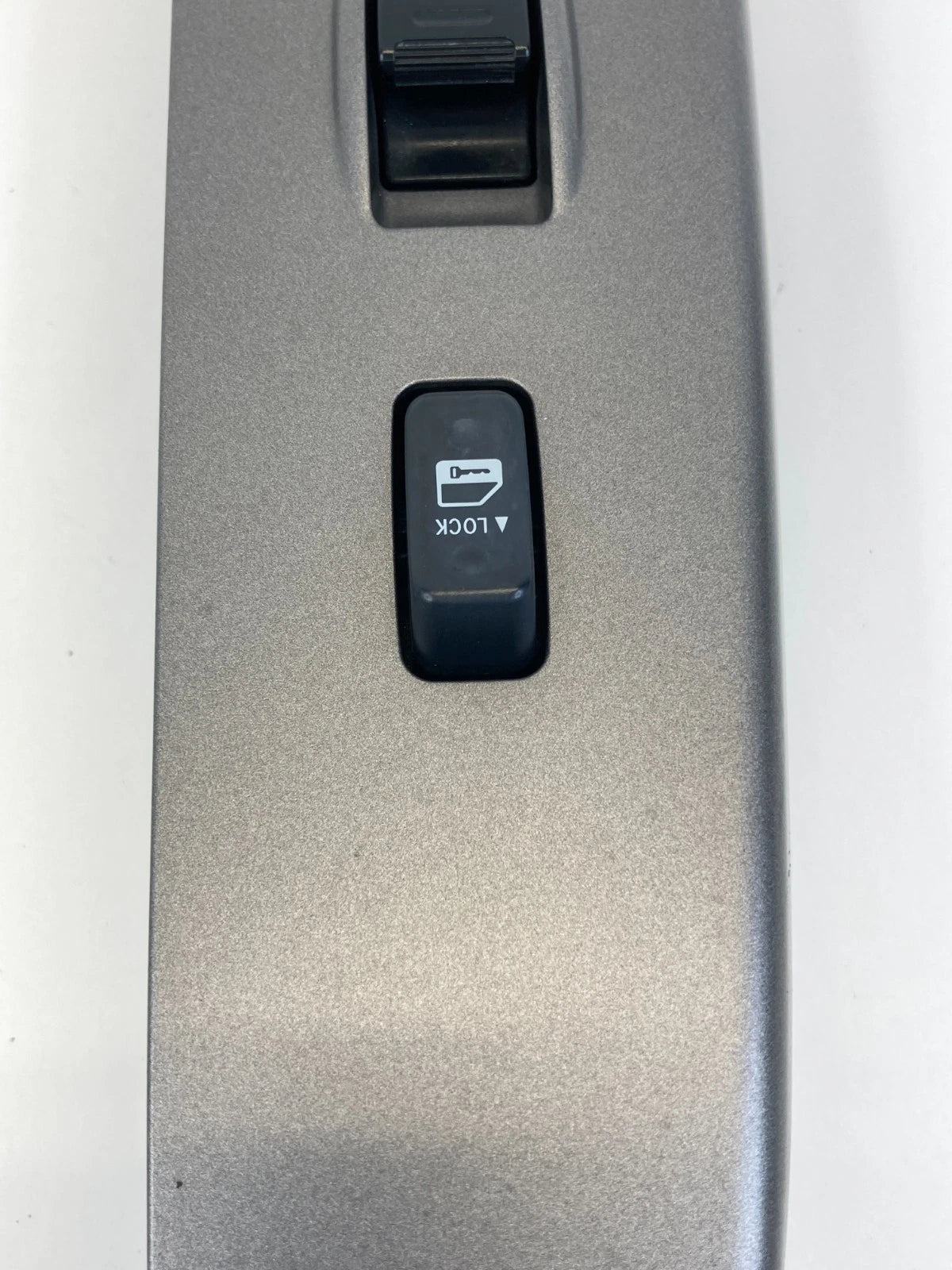 04-09 TOYOTA PRIUS FRONT RIGHT PASSENGER DOOR WINDOW SWITCH BEZEL OEM 7423147090