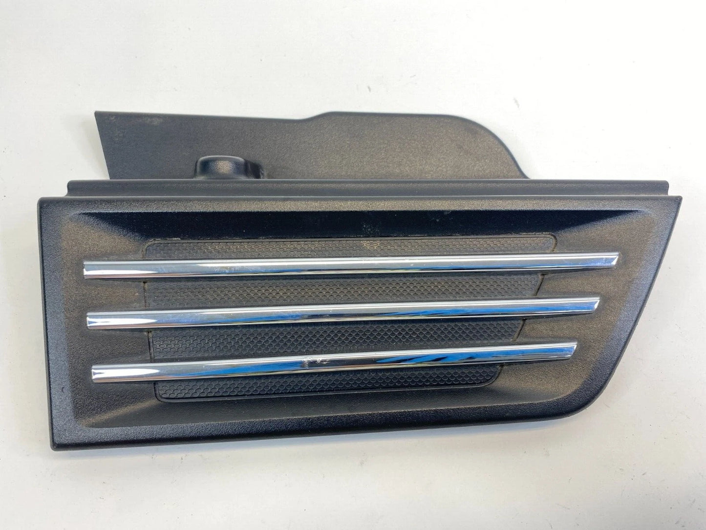 2007-2011 DODGE NITRO FRONT RIGHT EXTERIOR FENDER GRILLE TRIM MOLDING 55157164AE