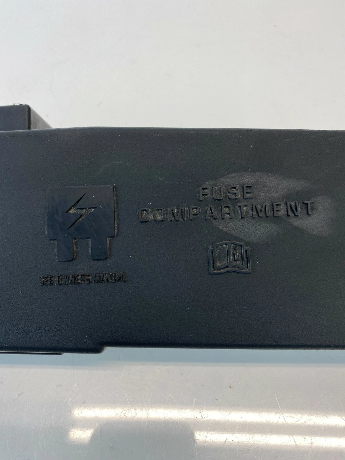 2005 2006 2007 MERCURY MARINER 3.0L ENGINE COMPARTMENT FUSE BOX LID COVER OEM