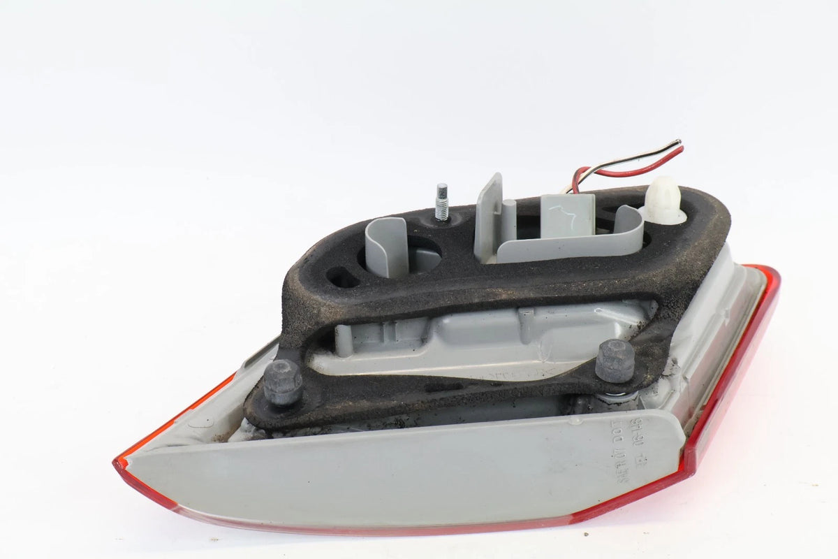2010 2011 TOYOTA CAMRY REAR RIGHT TRUNK LID INNER TAILLIGHT BACKUP REVERSE LIGHT