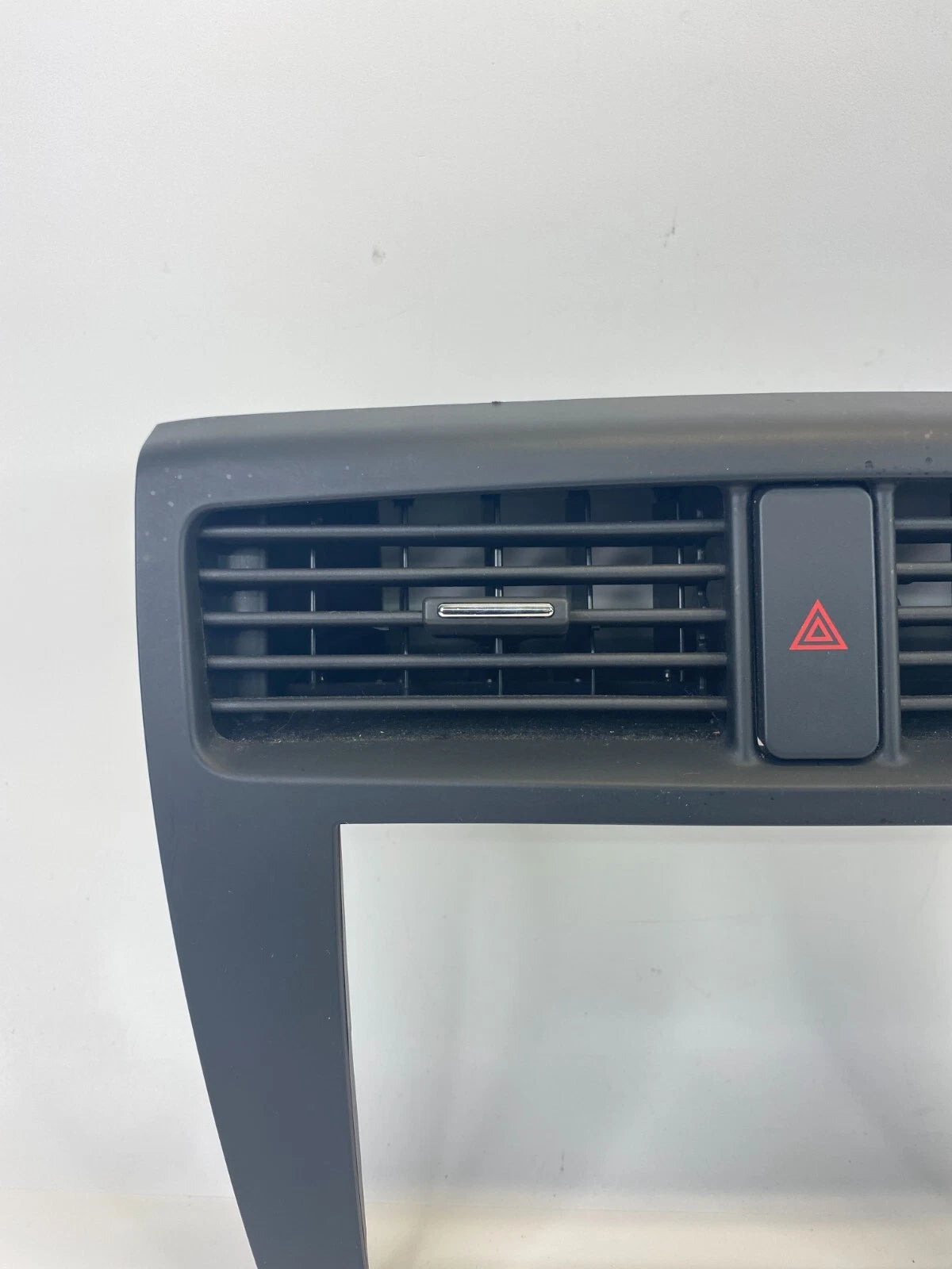 07-09 SUZUKI XL-7 CENTER DASH RADIO BEZEL AIR VENT HAZARD SWITCH TRIM PANEL OEM