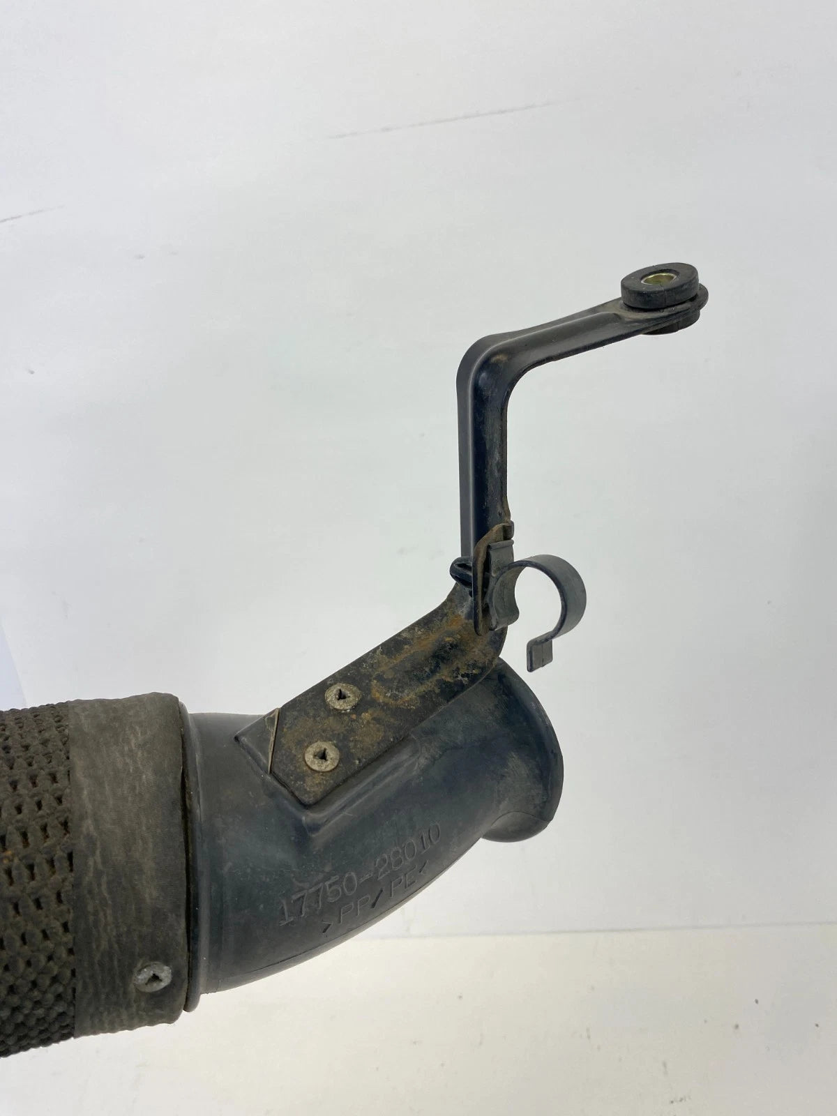 2001-2005 TOYOTA RAV4 AIR CLEANER INTAKER HOSE TUBE PIPE 17750-28010 OEM