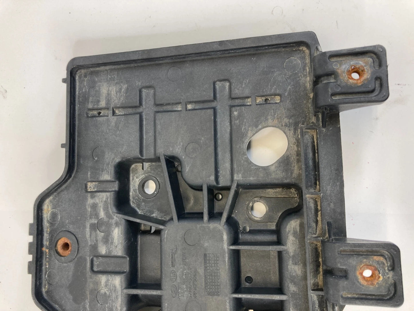 2011 11 HYUNDAI SONATA 2.4L BATTERY RETAINER TRAY HOLDER 37150-3S100