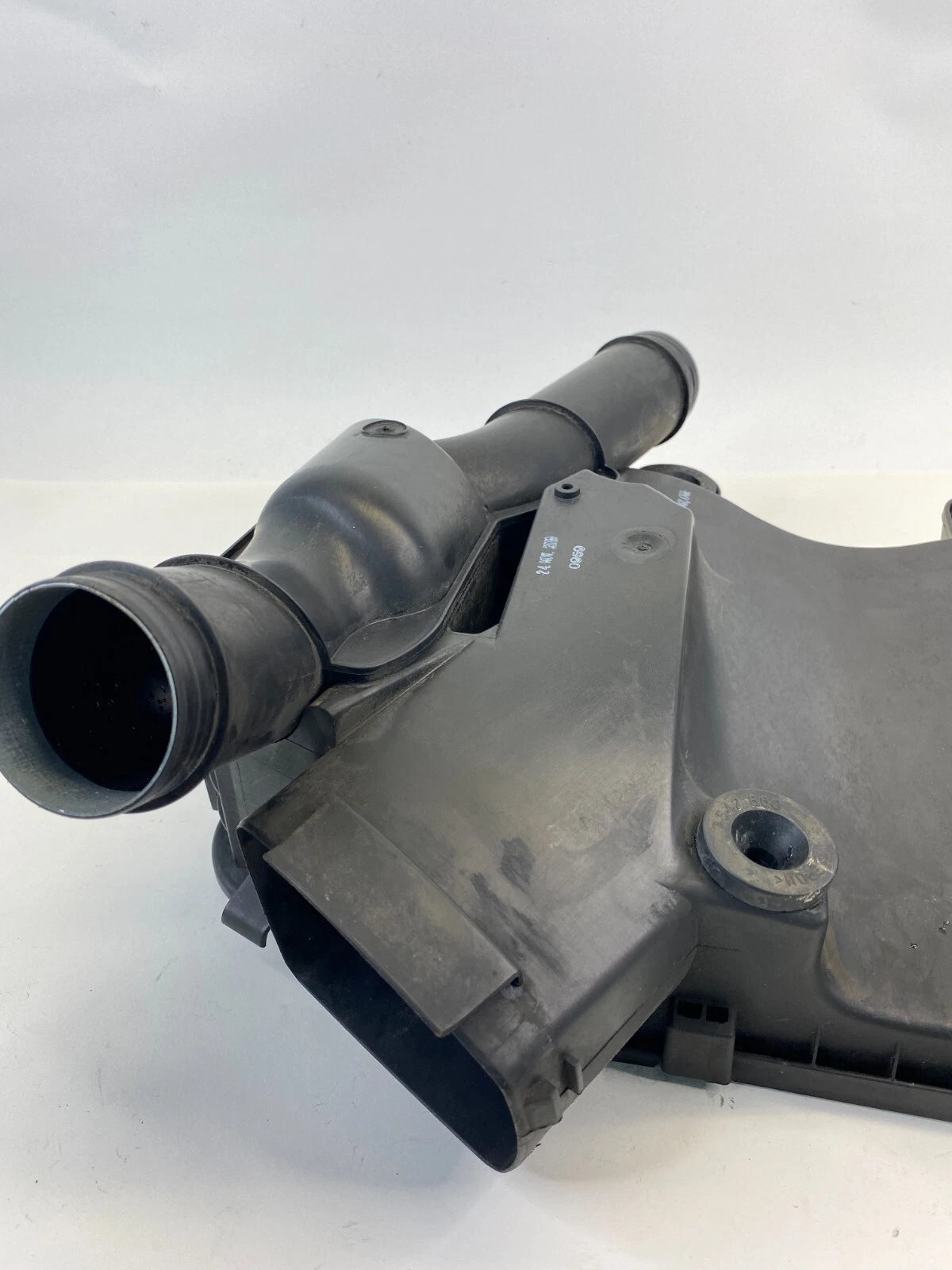 09 10 BMW 535I XDRIVE 3.0L AIR INTAKE CLEANER MUFFLER BOX LOWER 13717556547 OEM