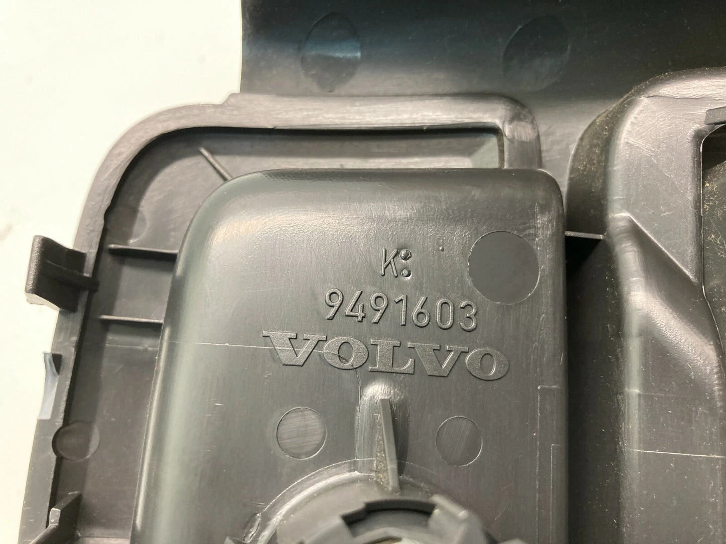 2001 2002 2003 2004 VOLVO S60 REAR CENTER CONSOLE POWER OUTLET TRIM BEZEL OEM