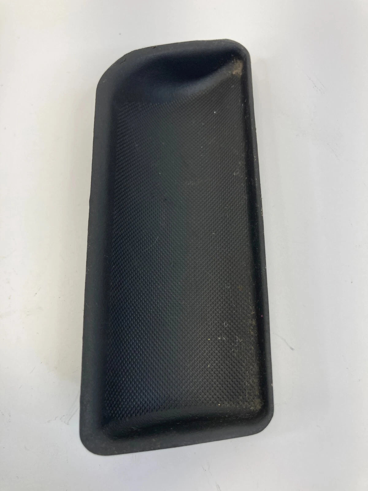 06-13 CHEVROLET IMPALA REAR RIGHT DOOR PANEL SCREW COVER CAP MAT TRIM 10352912