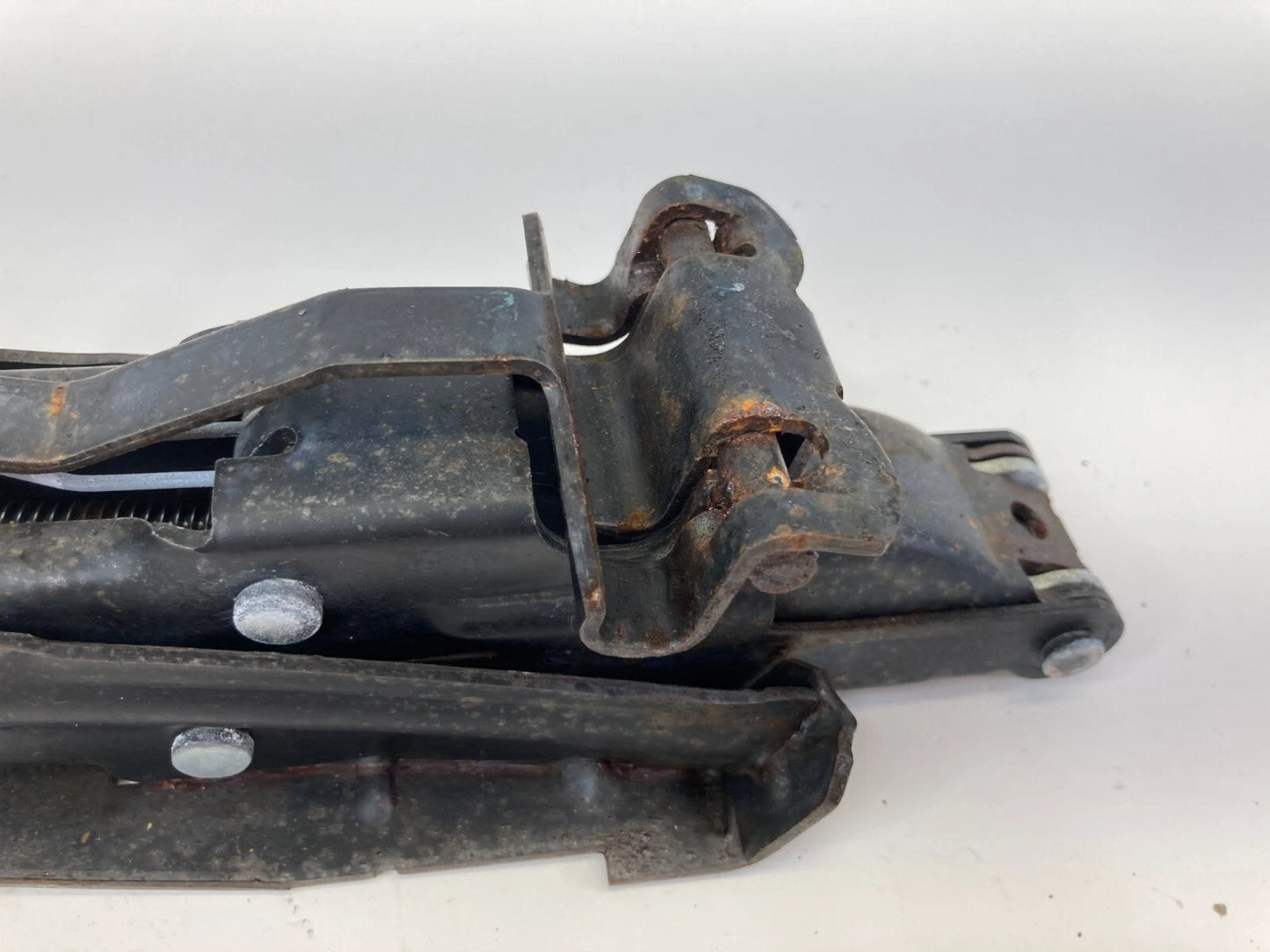 1998-2001 VOLKSWAGEN BEETLE SPARE TIRE JACK TOOL KIT ASSEMBLY 1C0-011-031 OEM