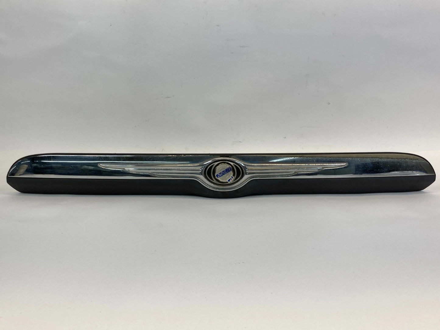 2008-2010 CHRYSLER TOWN & COUNTRY REAR LIFTGATE TRUNK HANDLE MOLDING 04894021AE