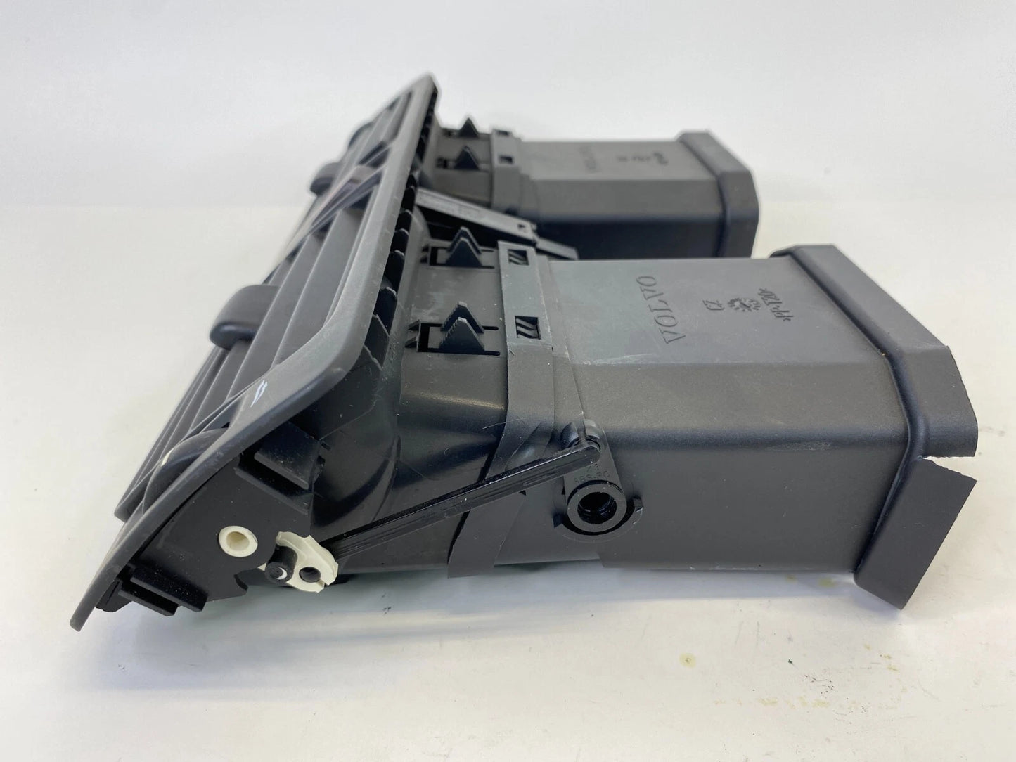 2004-2007 VOLVO S40 CENTER DASH AC AIR VENT GRILLE DUCT W/ HAZARD SWITCH OEM