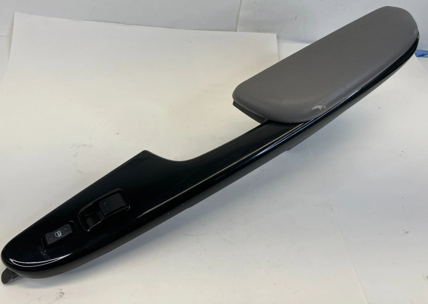 04-10 TOYOTA SIENNA FRONT RIGHT WINDOW SWITCH W/ ARMREST BEZEL 74231AE020 OEM